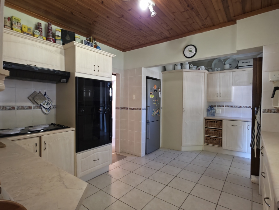 7 Bedroom Property for Sale in Wavecrest Eastern Cape